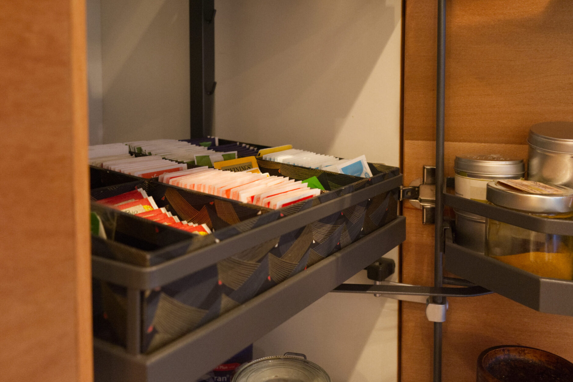Detailaufnahme Teeeinsatz Küchenschrank