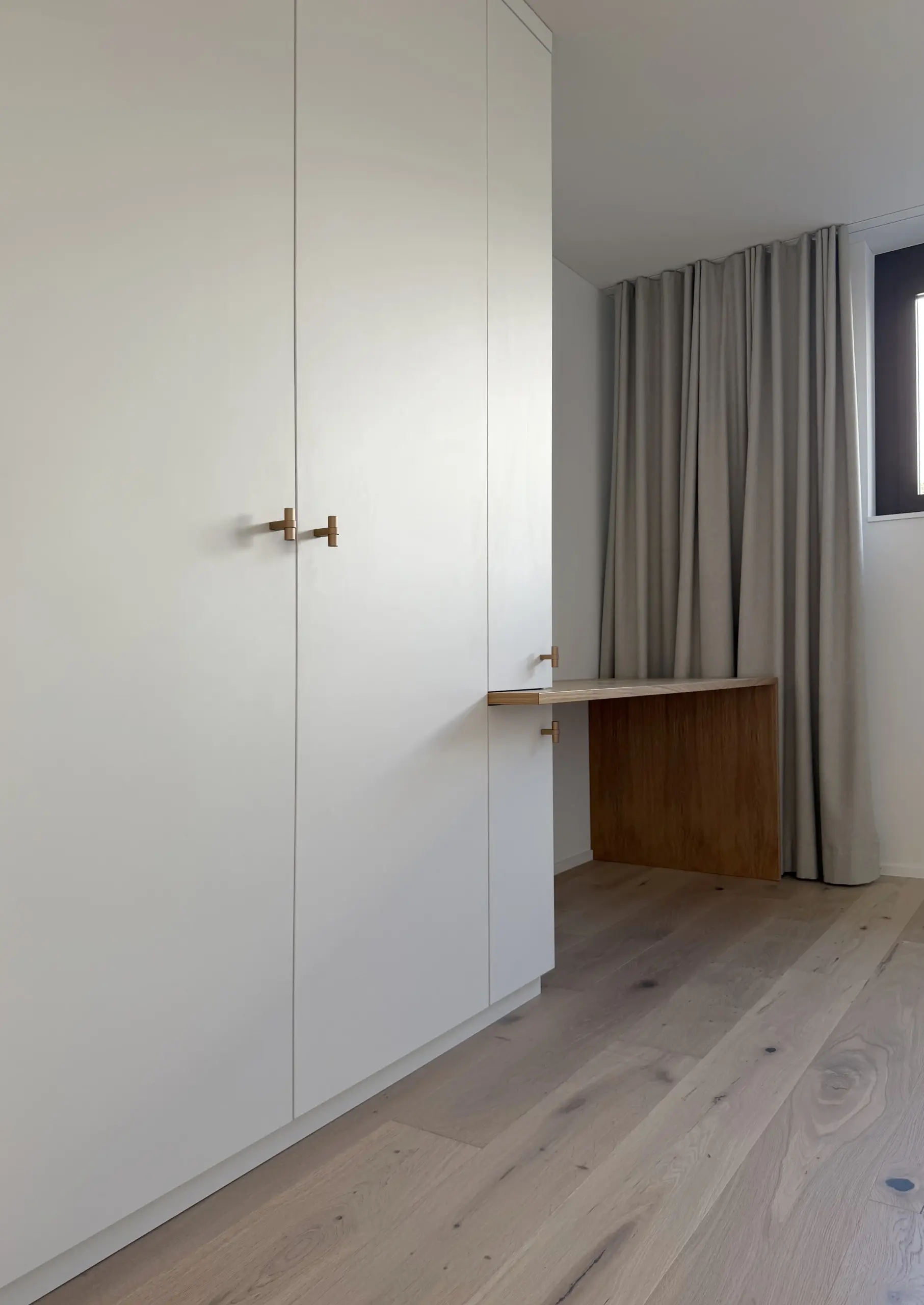 Schrank Kinderzimmer weiß Detail Schreibtisch