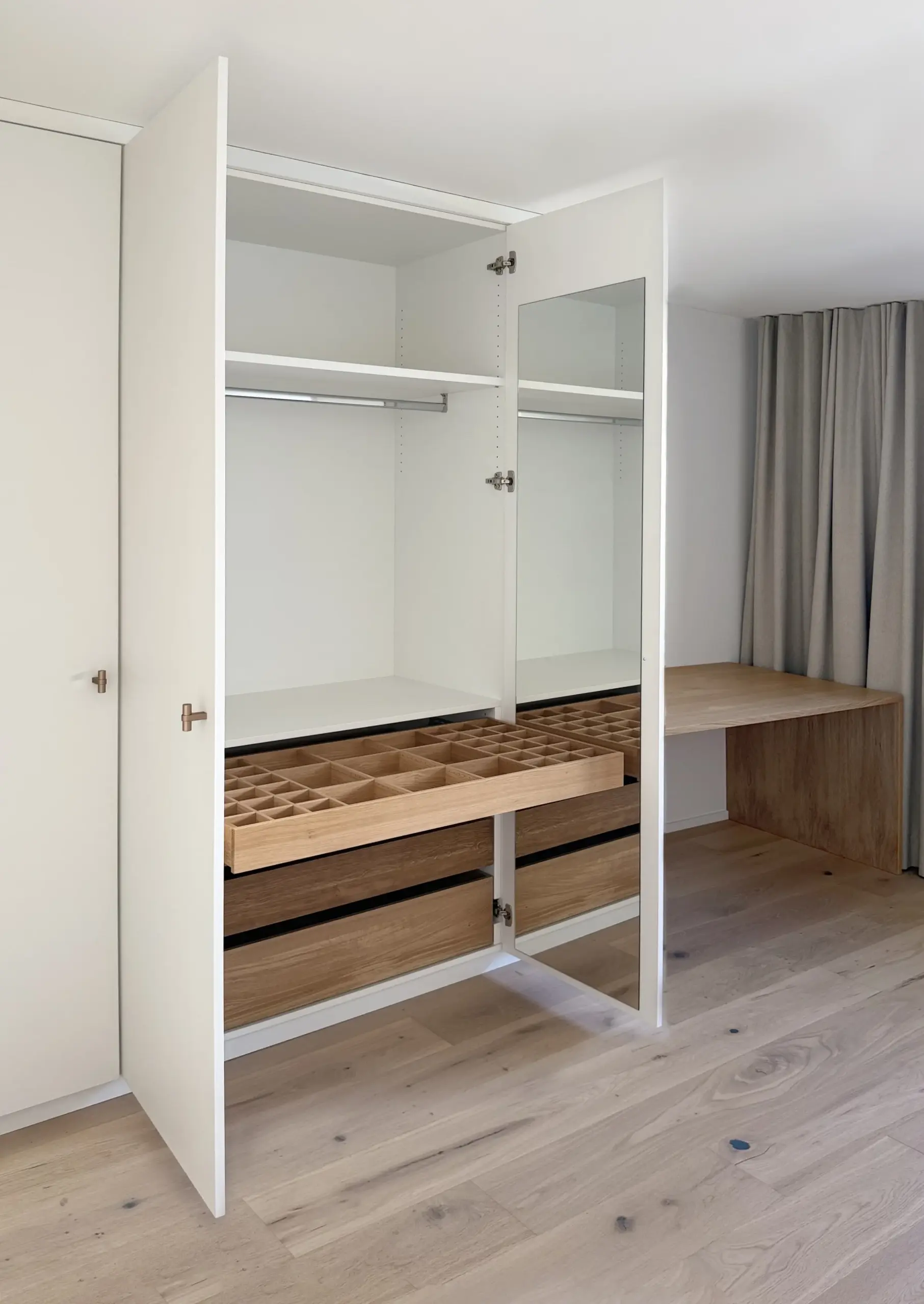 Schrank Kinderzimmer weiß offen 2