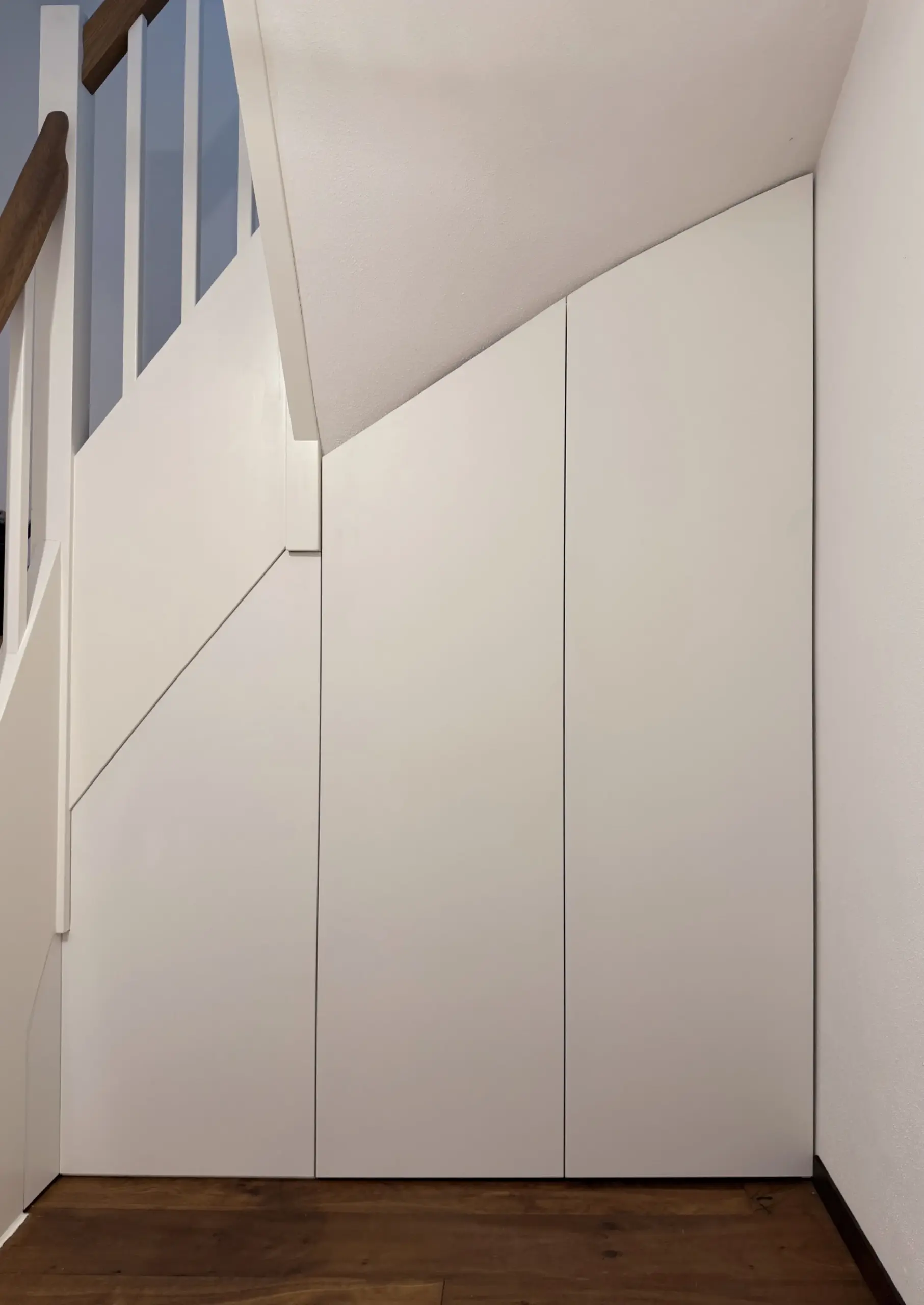 Treppenschrank geschlossen