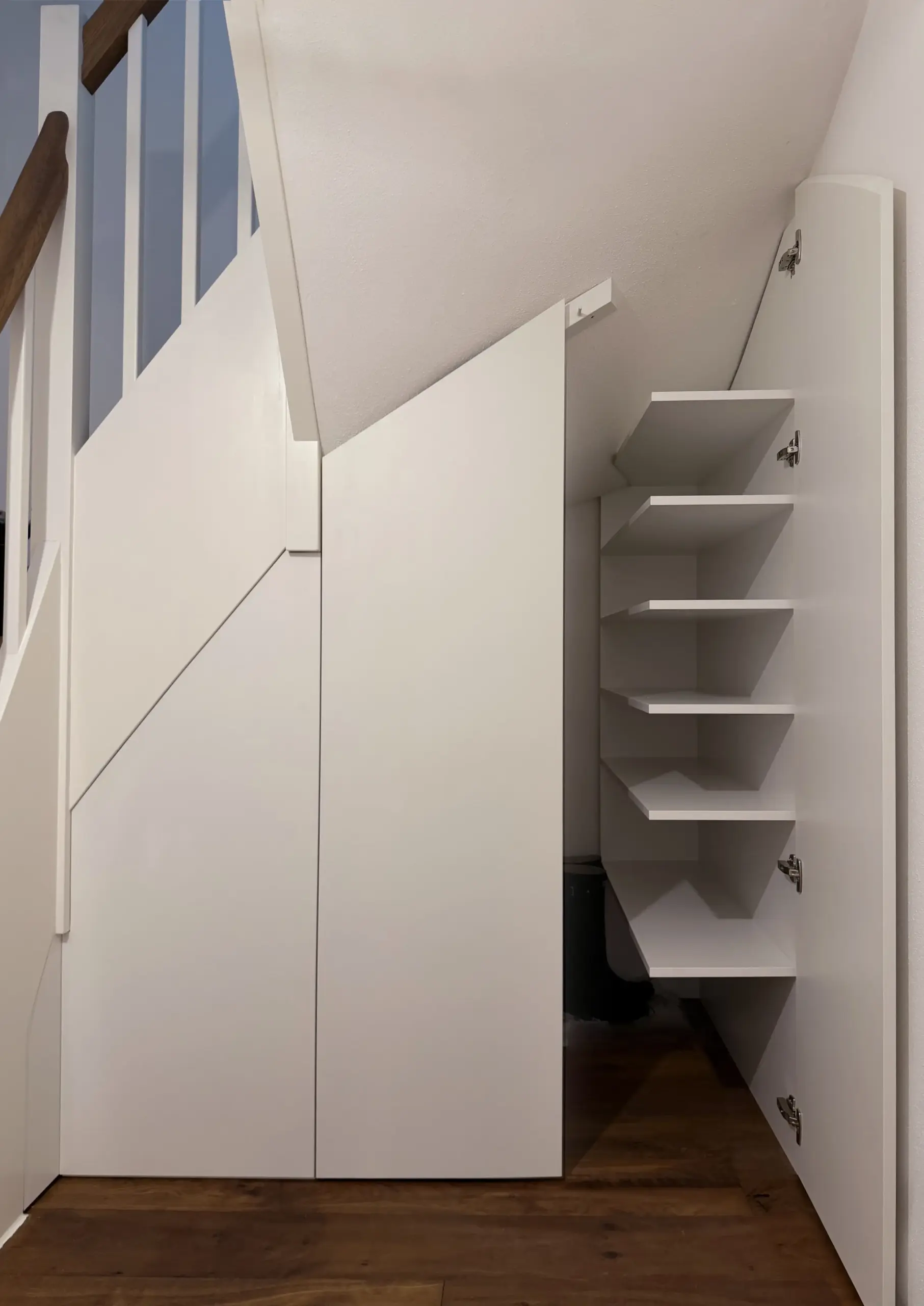 Treppenschrank offen