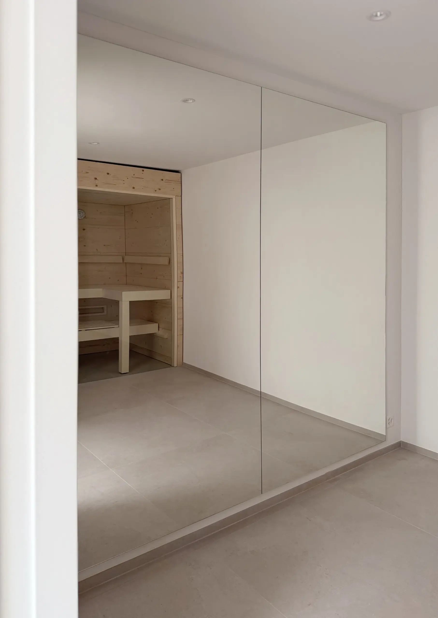 Wandspiegel mit Sauna